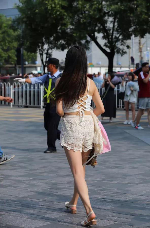 小姐姐|街拍小姐姐身穿蕾丝短裤搭配挂脖背心，穿出性感小清晰范儿