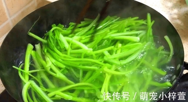 芹菜|冬天,用它包饺子,比白菜韭菜鲜,再贵也要吃,我家一周吃4次,太香了