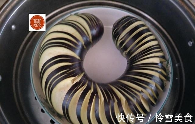 茄子|茄子最简单的做法，不炸不炒，儿子吃了2碗饭还要吃，实在太下饭