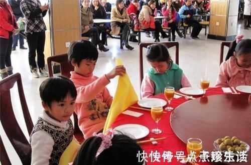 礼貌|母亲带儿子参加同学聚会,结束后发现被踢出微信群,网友:活该!