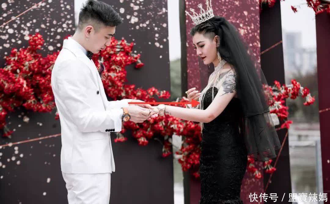 还记得全身纹身的“黑纱新娘”吗？如今剪短发卸妆后，变成了这样