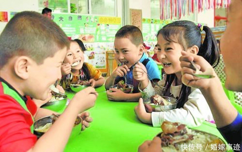 满面|幼儿园给娃喂“红色水”,妈妈去学校调查,知晓真相后满面愧色