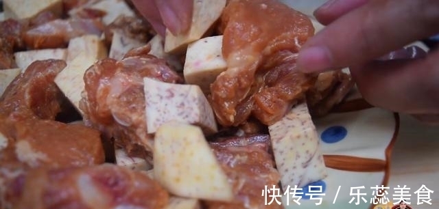 朋友们|香芋排骨最好吃的做法，简单美味香糯下饭，看看你喜欢吃不？