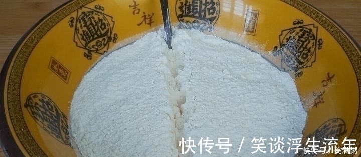 面剂|面粉别蒸馒头了,教你一个新吃法,比油条还香,我家一周吃5次