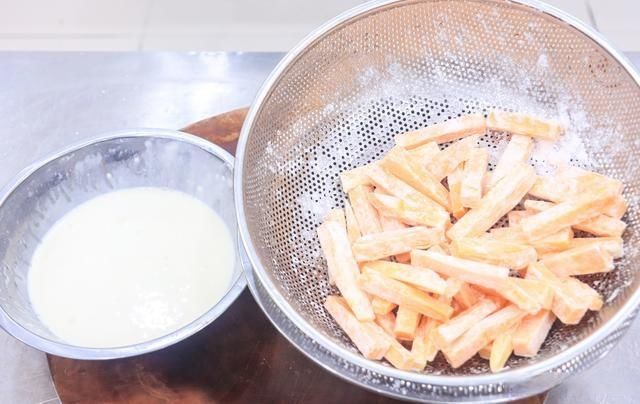  红薯|又是零食又是菜，红薯这种吃法很新鲜！掰成2段发现内有乾坤