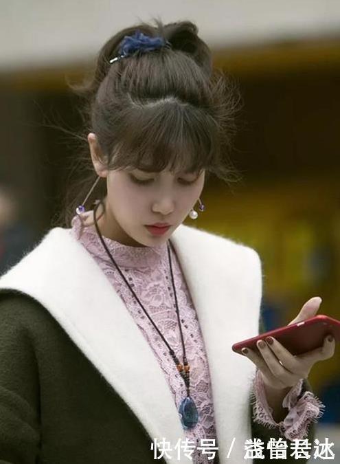 街拍:美女一袭长裙,展露如雪肌肤,尽显女人的娇媚