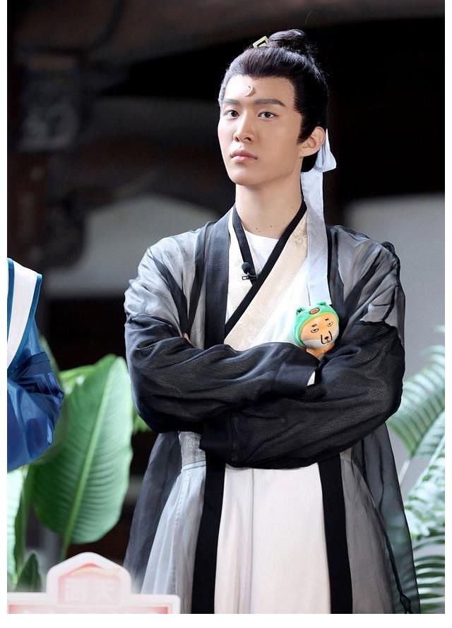 范丞丞《青春环游记3》录制花絮放出 cos包拯经典造型