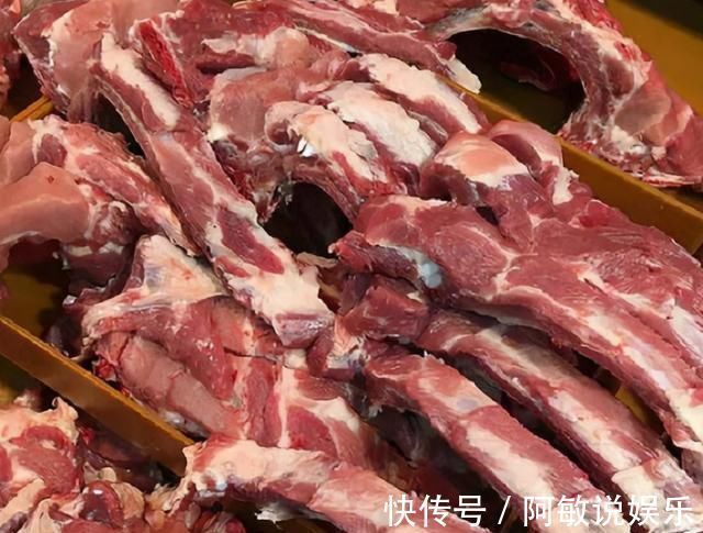 买排骨,要挑肉多的还是肉少的?肉贩子无意说漏嘴,原来如此!