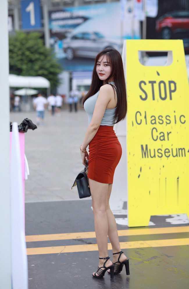 编织成|美女街拍:妹子拿“钢丝”编织成高跟鞋,“女老总“的既视感,好想请她吃饭