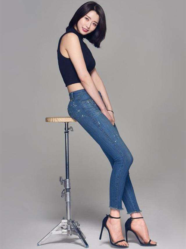 街拍 臀大的女人穿紧身牛仔裤, 不一样的万种风情!