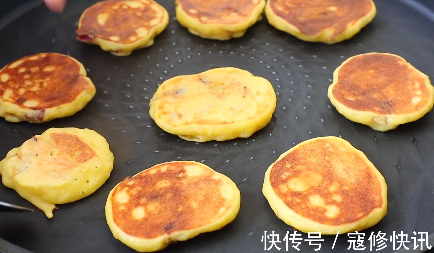 玉米面|玉米面最好吃的做法，全程手不沾面，筷子一搅就搞定，又香又软