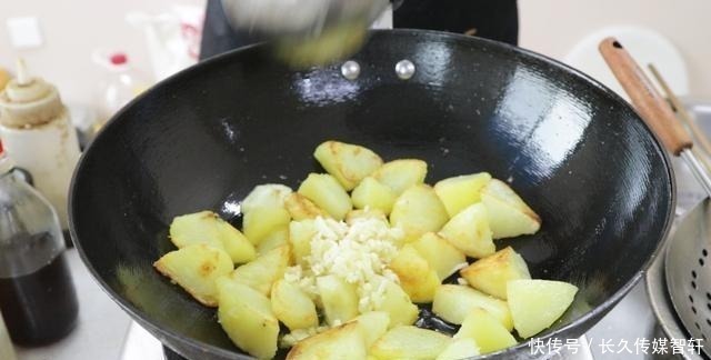 土豆这样做太好吃了，招待亲朋来一盘，比吃肉还受欢迎，先收藏了
