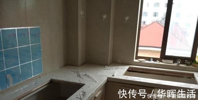 铝合金|橱柜下面还要垫东西?多亏师傅提醒,不然剁个排骨,台面都得裂!