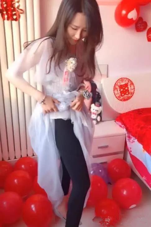 °éÄï|¡°×îÇÀ¾µ°éÄ»ðÁË£¬Ò»¸ö¶¯×÷Òý·¢ÕùÒé£¬ÍøÓÑ£ºÎªÇÀ·çÍ·»í³öÈ¥ÁË