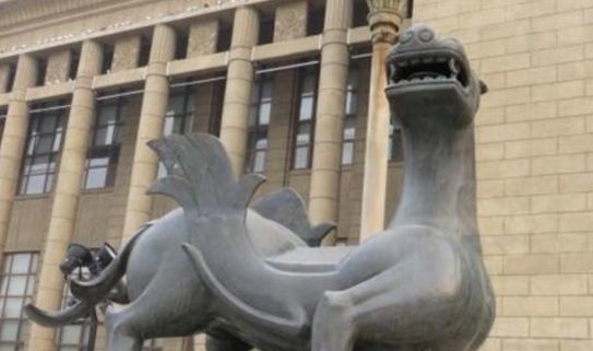 村民一脚踩出大坑,发现数万国宝,专家却只对4只“怪兽”感兴趣