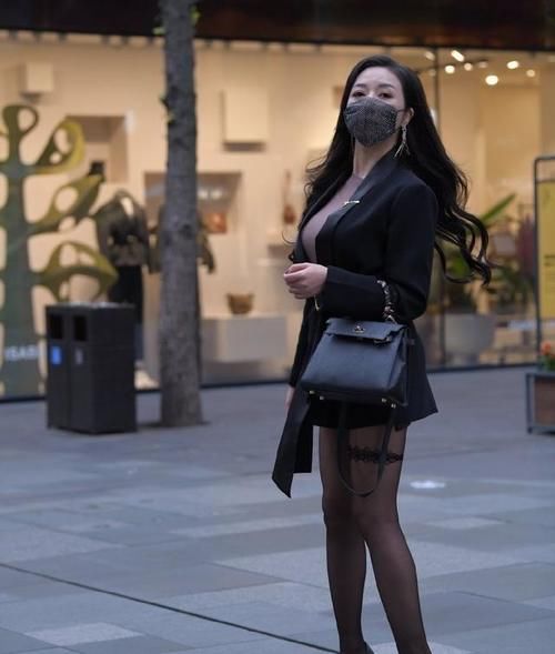 玄色 美女脚上搭配着一双透明的高跟凉鞋，配上气质包包，显得时尚精致