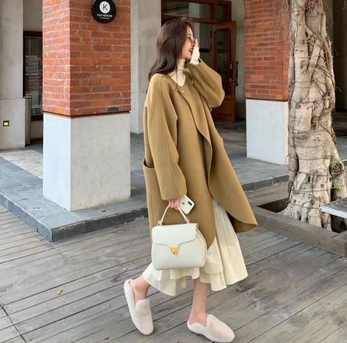 入春后，穿大衣少配裤装，今年流行搭这几款“半身长裙”，很优雅