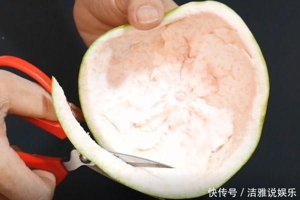 吃完柚子皮别再扔掉了,放进厨房有妙用,一年能省几百元