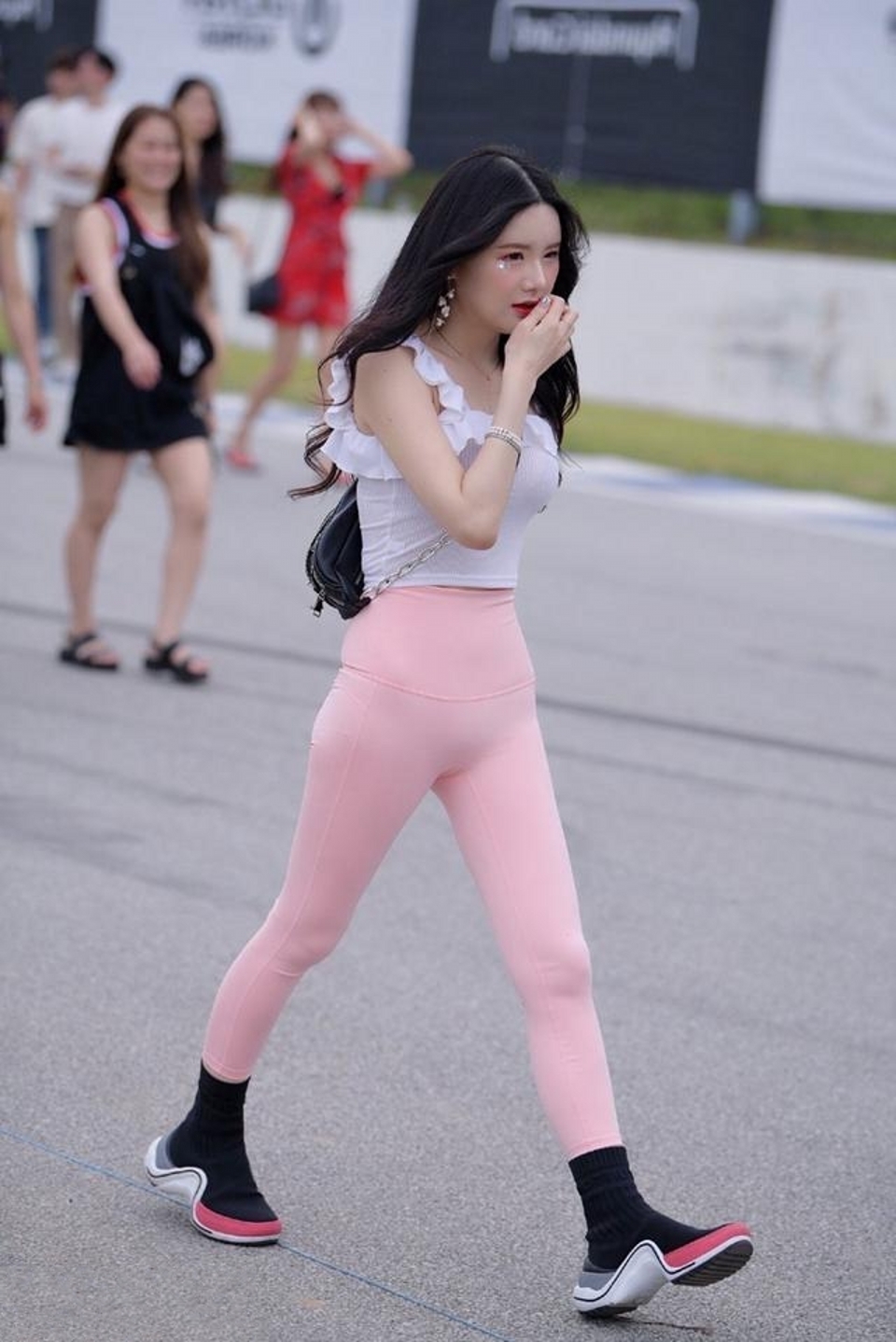 路人街拍,小姐姐长相甜美可人,显得更加的年轻