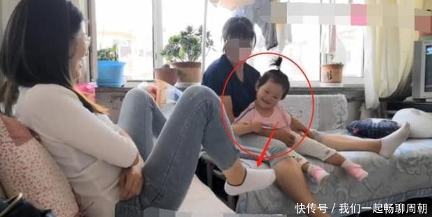 挑衅|宝宝躲在姥姥怀里“挑衅”小姨，本以为会万无一失，结果却失算了