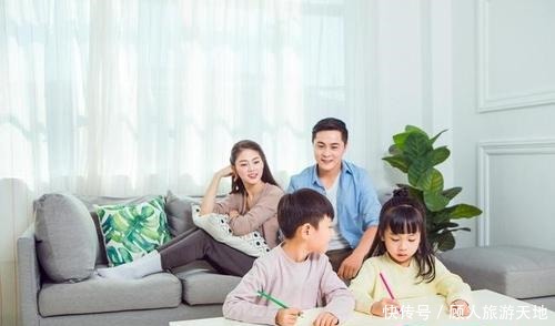 选择|全家围观孩子“抓周”,宝宝径直爬向这玩意,奶奶低呼这下完了