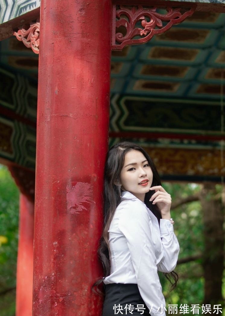 白色衬衫|包臀短裙搭配白色衬衫,是非常百搭的职场穿搭,简洁大方又时尚