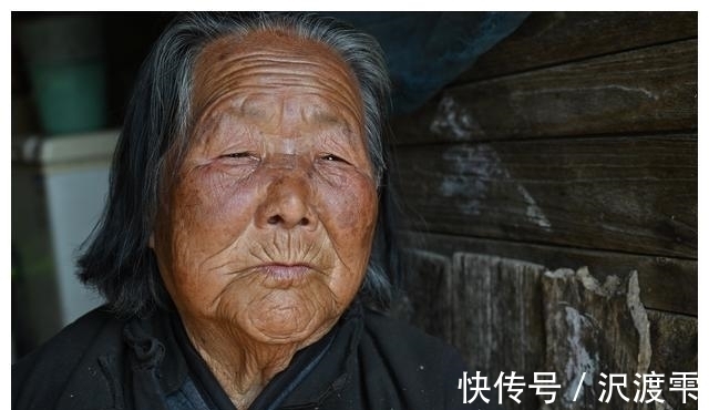 秘诀|100岁奶奶,饭前习惯特殊,至今满头黑发,看长寿秘诀是啥