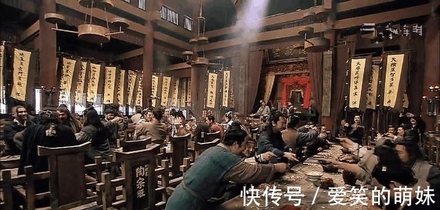 聚餐!老版水浒梁山好汉聚会大鱼大肉,新版水浒只有几颗花生