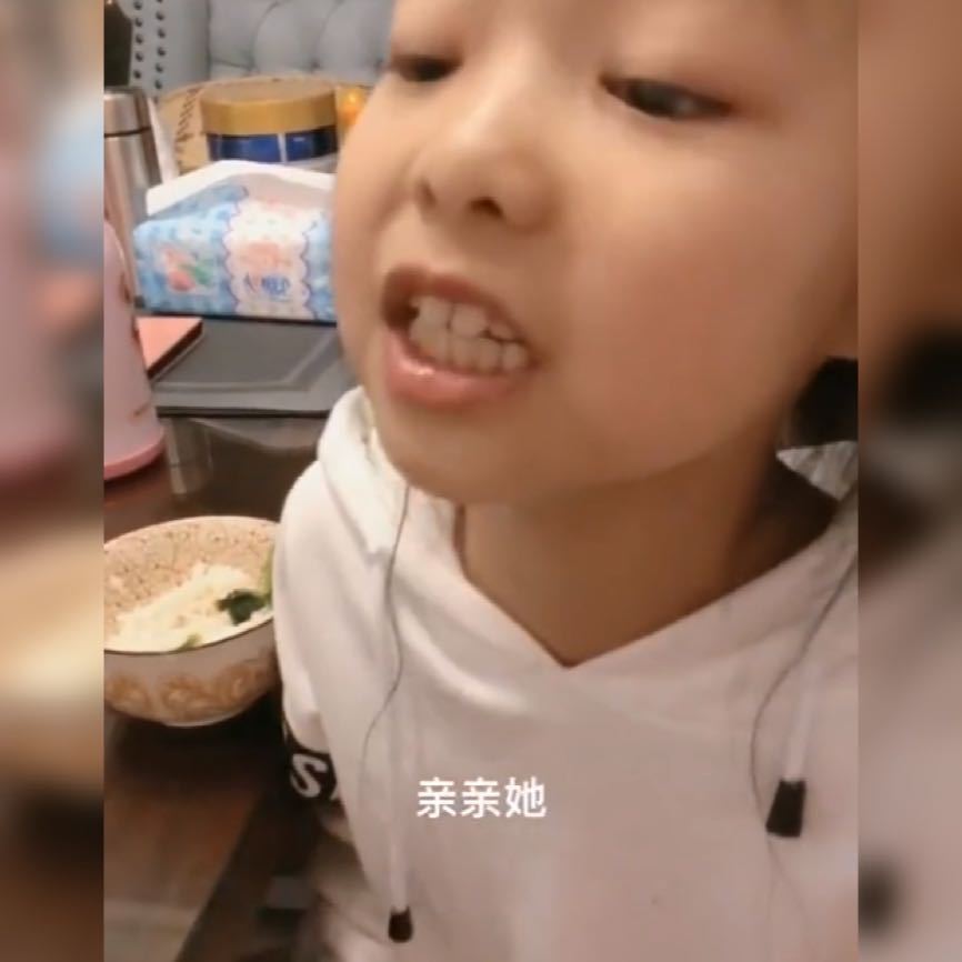 父母|姐姐当着父母面拆穿妹妹火了,网友姐姐为了争宠不惜拆穿自己