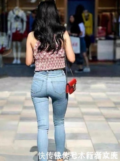 牛仔裤适合各种搭配,凸显女性时尚甜美的气质