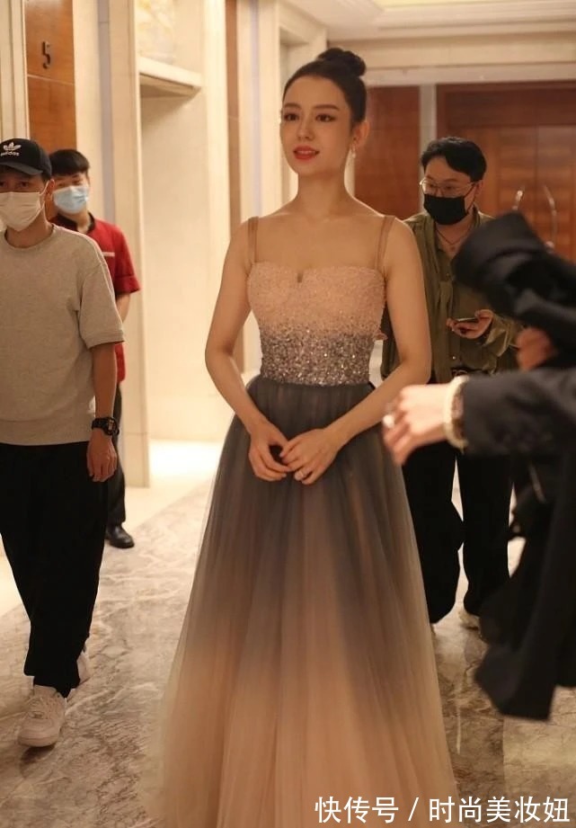 连衣裙|吉娜不愧是“中国媳妇”,穿旗袍连衣裙高贵优雅,郎朗太有福了