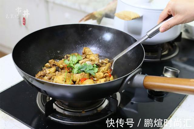 生炒鸡|小时候常吃的“生炒鸡”会做了!省事好吃,鸡肉里外都香,吃不够