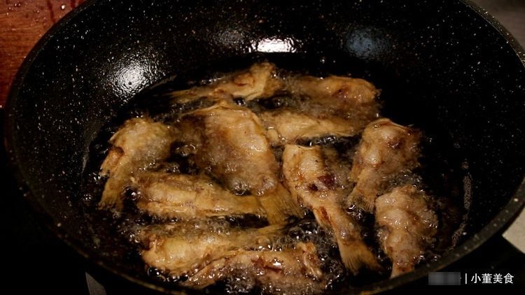 面粉|炸鱼时,有人用淀粉有人用面粉?都不对,大厨教你正确做法