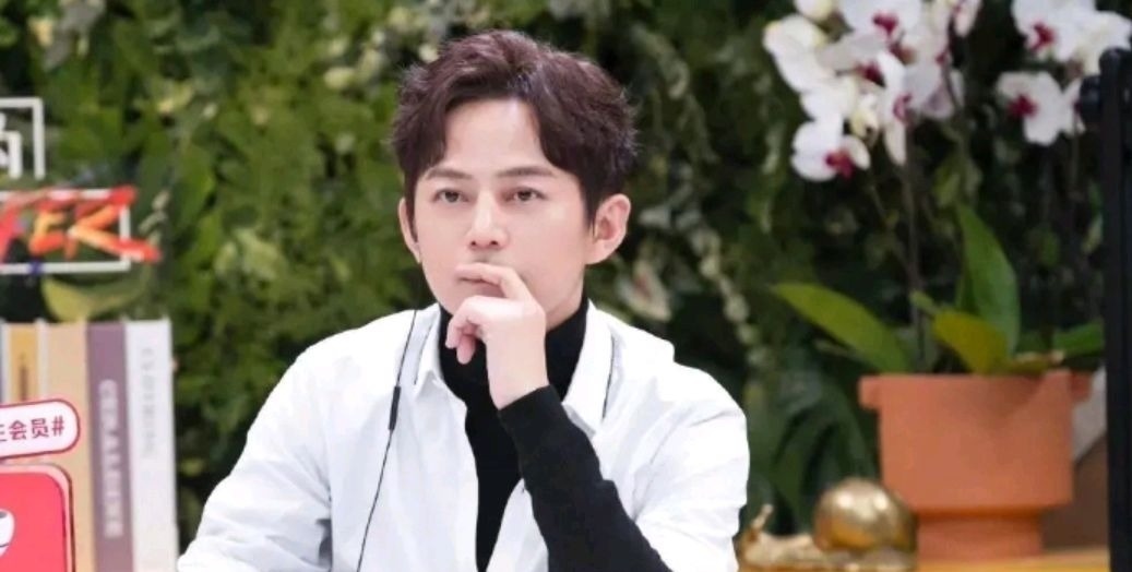 何炅對謝娜冷淡是意料之中的事,誰都會對一直消耗自己的人厭倦