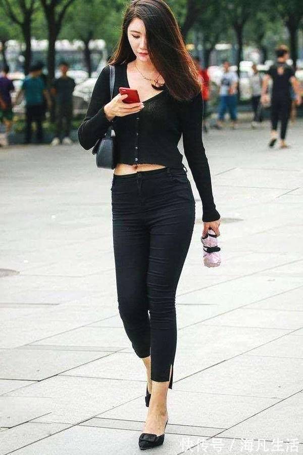 小姐姐|街拍:身材高挑的美女,穿搭漏洞牛仔裤,美腿线条更显优美动人!