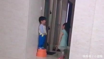 小宝宝|“霸道姐姐”教训弟弟走红，打弟弟要乘早，宝宝：长大了再报仇