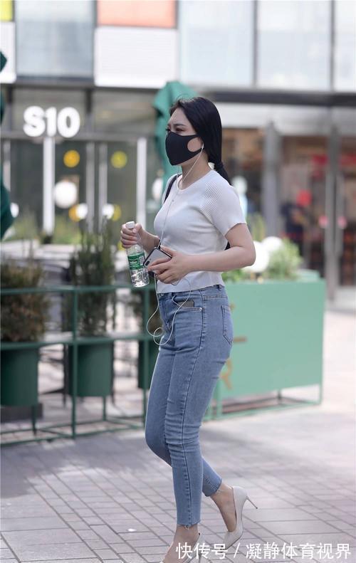 身材高挑 夏初时节穿着紧身牛仔裤,搭配平底鞋和高跟鞋都可以,不难选择