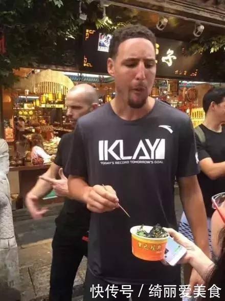 库里|NBA吃货遇上中国美食库兹马吃100个饺子,字母弟一人吃9桶泡面