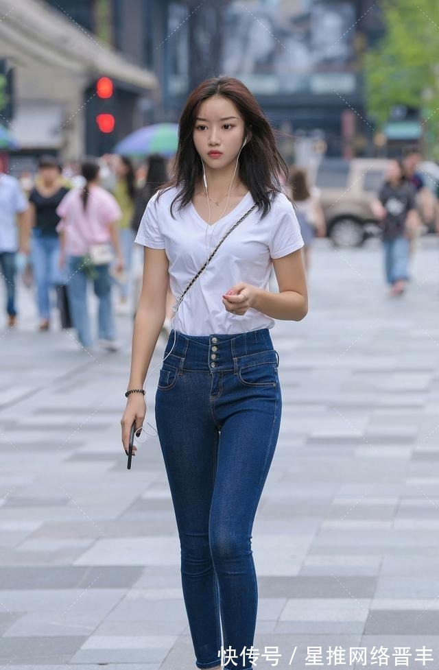线条|短裤搭配白色上衣，时髦又好看，展现腿部线条之美