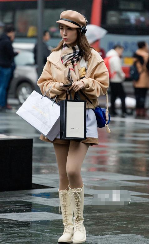 街拍：姑娘虽然穿着很休闲的衣服，但是自身的气场非常强大了