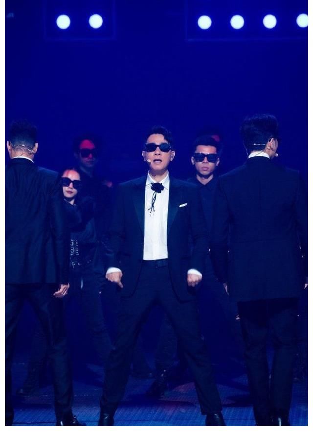 貴圈|陳小春在平價(jià)小店被偶遇，一份套餐十幾塊，吃得很香