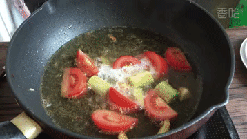 它是鱼腥的“克星”，做鱼的时候加上它，鱼肉更鲜嫩，一点都不腥