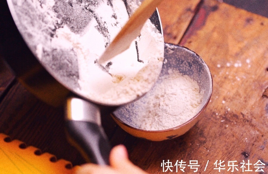 搅拌均匀|在家制作黑芝麻糊,味道香浓,营养健康