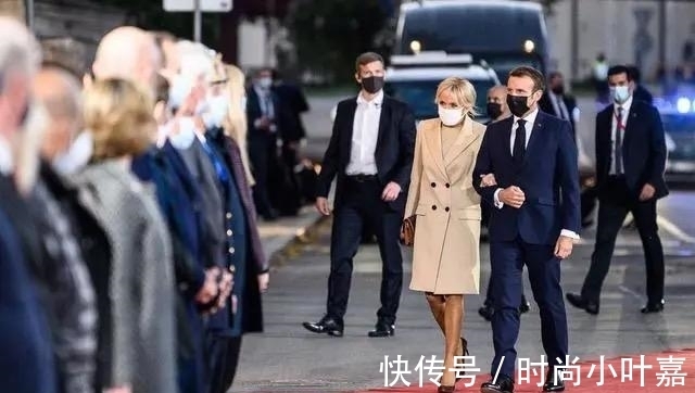 布里吉特|布丽吉特终于放弃“鸡窝头”,新发型清爽又减龄,米色套装惊艳