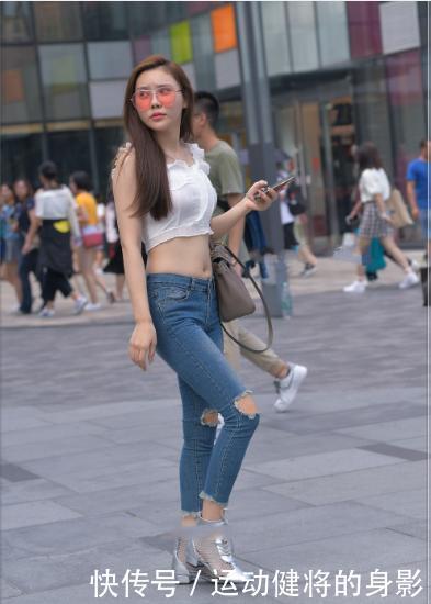 清新自然|破洞牛仔裤搭配白色花边吊带,清新自然,更具女性魅力