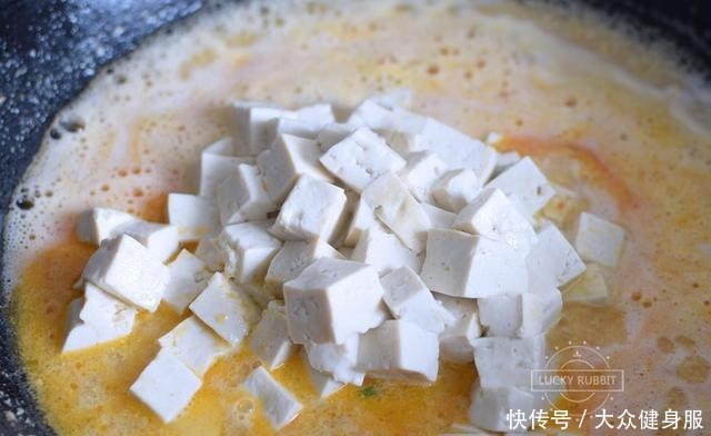 豆腐加这个一起烧,味道太鲜美,汤汁都吃光,米饭都不够吃了!