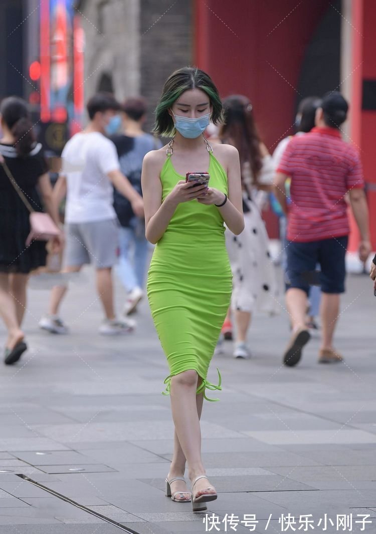 长裙 嫩绿色抽绳皱褶长裙,时尚明艳,个性十足的小女生穿搭