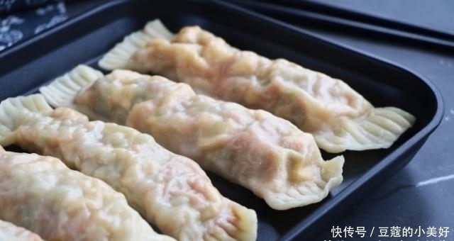 上桌|别蒸包子,教你懒人吃法,卷一卷8分钟出锅,早餐上桌准吃光