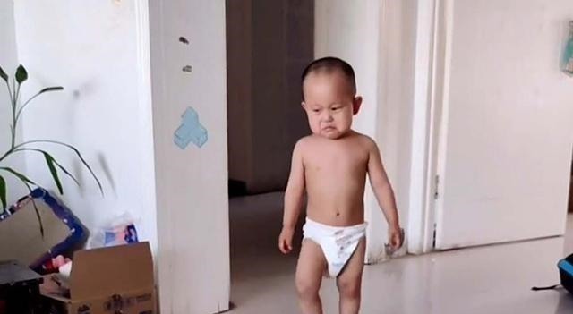 妈妈|萌娃半夜不睡被妈妈赶下床,宝爸幸灾乐祸躺沙发儿子,爸懂你