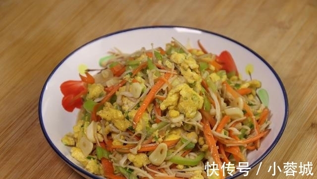 金针菇炒鸡蛋|金针菇别再凉拌了,加1个青椒和3个鸡蛋,做法超级简单家常,真香